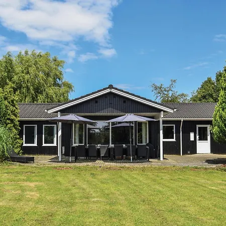 Holiday home Cozy In With Sauna Humble